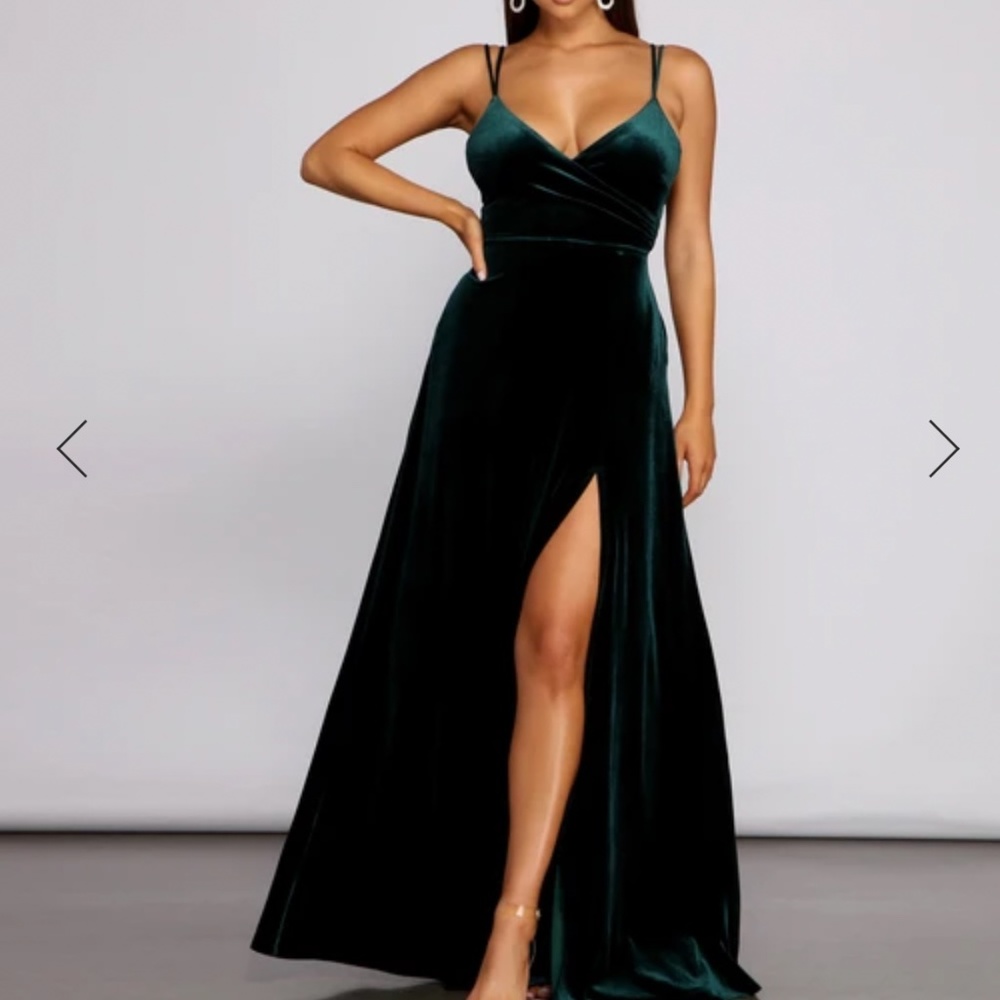 NWT Size 7 (medium) Emerald Green Velvet Dress